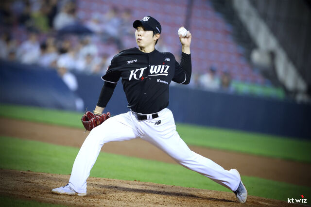오원석이 5월 27일 잠실 두산 베어스전 공을 던지고 있다./KT 위즈 제공