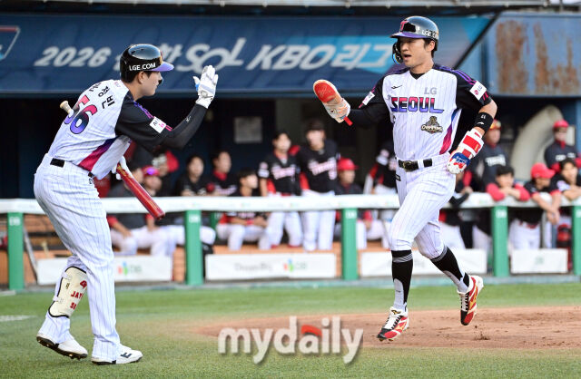 2026년 5월 29일 오후 서울 잠실구장에서 열린 '2026 신한 SOL KBO리그' KIA 타이거즈와 LG 트윈스의 경기. LG 1루 주자 박해민이 1회말 1사 1루서 오스틴의 안타 때 KIA 좌익수 한승연의 포구 실책이 나오자 홈을 밟고 기뻐하고 있다./잠실=유진형 기자 zolong@mydaily.co.kr