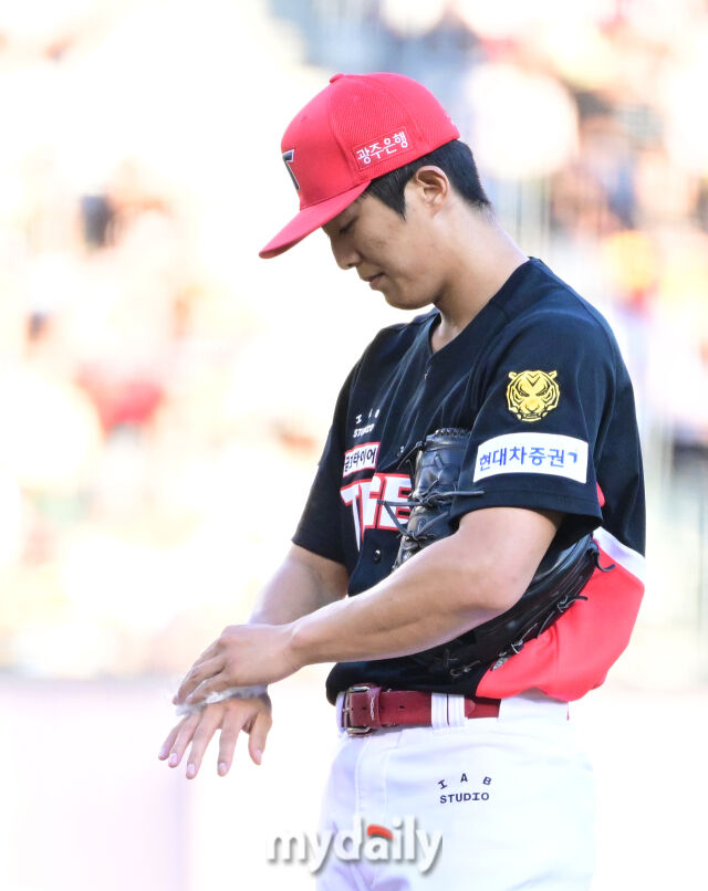 2026년 5월 29일 오후 서울 잠실구장에서 열린 '2026 신한 SOL KBO리그' KIA 타이거즈와 LG 트윈스의 경기. KIA 선발투수 이의리가 2회까지 6실점 한 뒤 당황하고 있다./잠실=유진형 기자 zolong@mydaily.co.kr