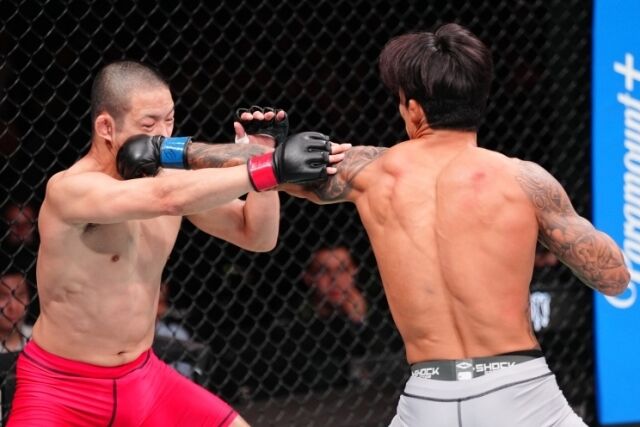 송영재(오른쪽)가 28일 아오이와 경기에서 펀치를 적중하고 있다. /UFC 제공