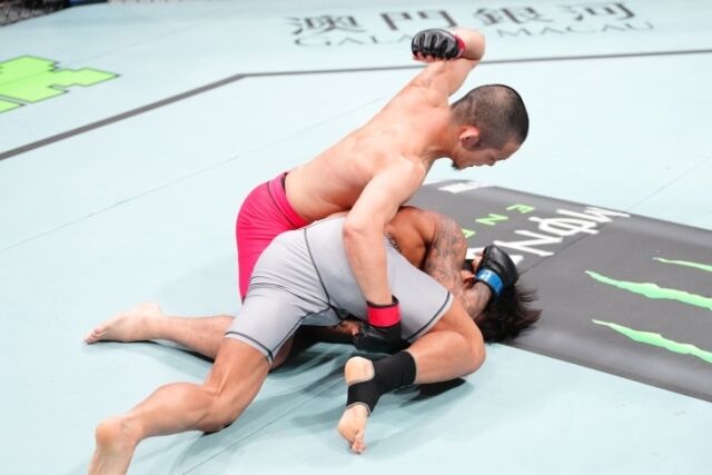 송영재(아래)가 하위 포지션에서 고전하고 있다. /UFC 제공