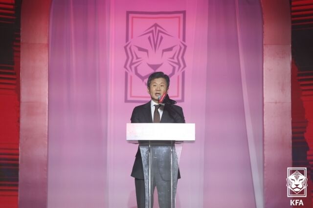 정몽규 대한축구협회장은 지난 29일 성명서를 통해 오는 6월에 열리는 2026 국제축구연맹(FIFA) 북중미 월드컵 이후 회장직에서 물러나겠다고 밝혔다.