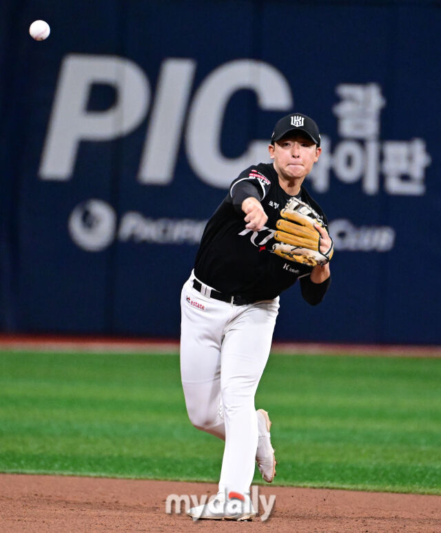 2026년 5월 30일 오후 서울 고척스카이돔에서 열린 '2026 신한 SOL KBO리그' KT 위즈와 키움 히어로즈의 경기. KT 유격수 이강민이 1회말 1사 후 키움 이형종의 타구를 처리하고 있다./고척=유진형 기자
