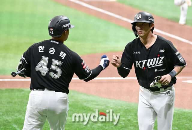 2026년 5월 30일 오후 서울 고척스카이돔에서 열린 '2026 신한 SOL KBO리그' KT 위즈와 키움 히어로즈의 경기. KT 3루 주자 김민혁이 1회초 2사 만루서 류현인 타석 때 밀어내기 볼넷으로 득점한 뒤 기뻐하고 있다./고척=유진형 기자