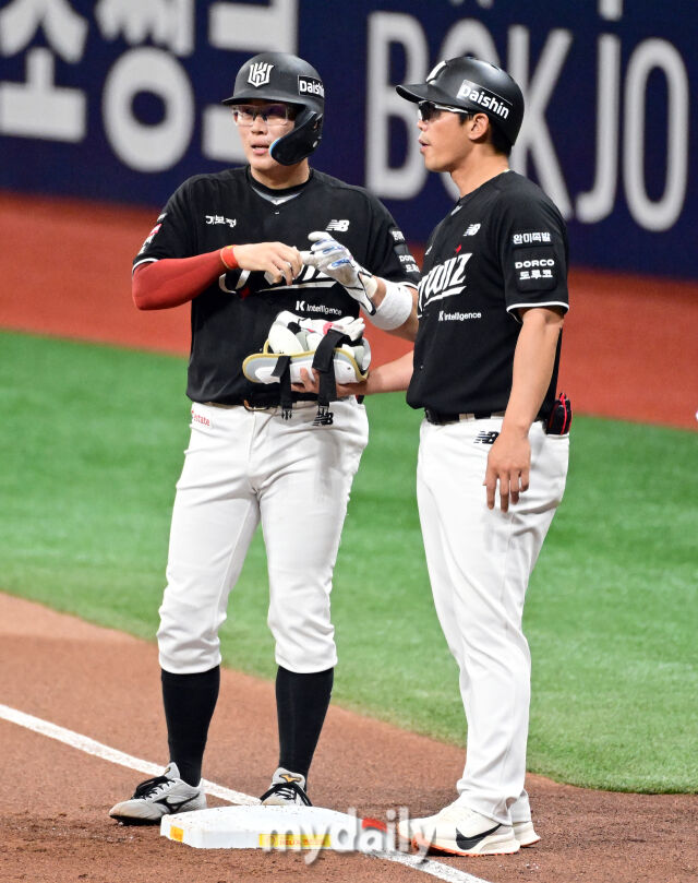2026년 5월 30일 오후 서울 고척스카이돔에서 열린 '2026 신한 SOL KBO리그' KT 위즈와 키움 히어로즈의 경기. KT 허경민이 1회초 2사 1.2루서 내야 안타로 출루한 뒤 기뻐하고 있다./유진형 기자