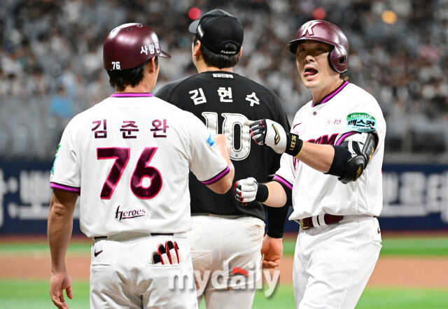 2026년 5월 30일 오후 서울 고척스카이돔에서 열린 '2026 신한 SOL KBO리그' KT 위즈와 키움 히어로즈의 경기. 키움 이형종이 3회말 1사 2루서 안타를 친 뒤 기뻐하고 있다./마이데일리