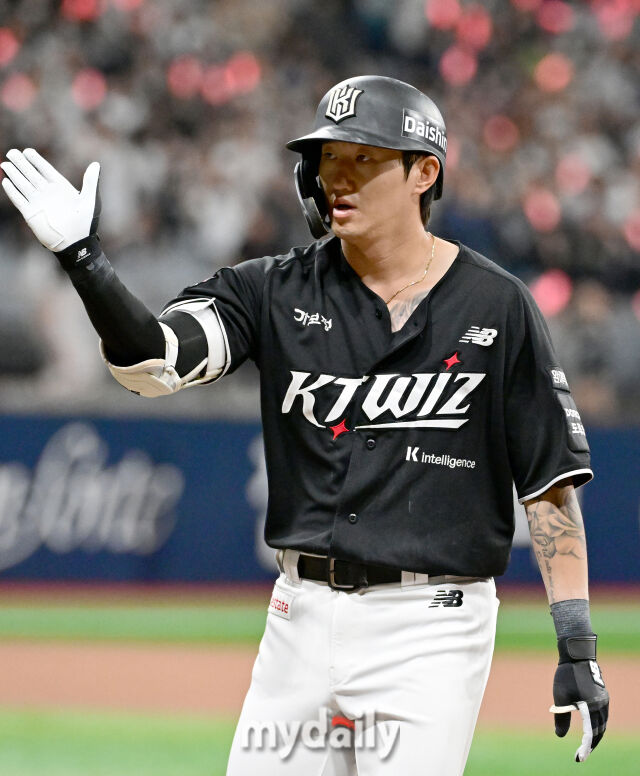 2026년 5월 30일 오후 서울 고척스카이돔에서 열린 '2026 신한 SOL KBO리그' KT 위즈와 키움 히어로즈의 경기. KT 김민혁이 2회초 1사 1.2루서 1타점 적시타를 친 뒤 기뻐하고 있다./마이데일리