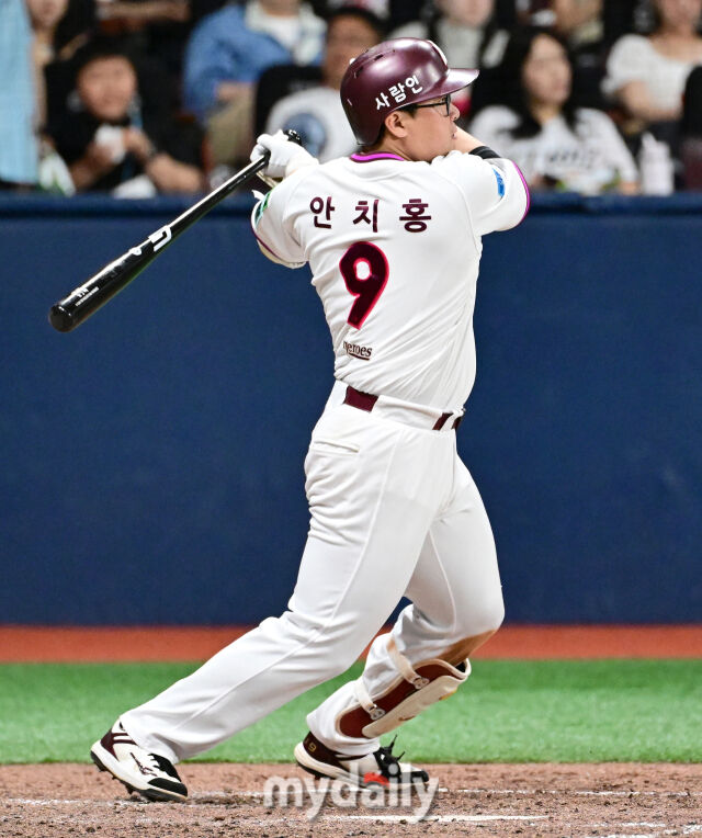 2026년 5월 30일 오후 서울 고척스카이돔에서 열린 '2026 신한 SOL KBO리그' KT 위즈와 키움 히어로즈의 경기. 키움 안치홍이 4회말 2사 1.3루서 동점타를 치고 있다./고척=유진형 기자