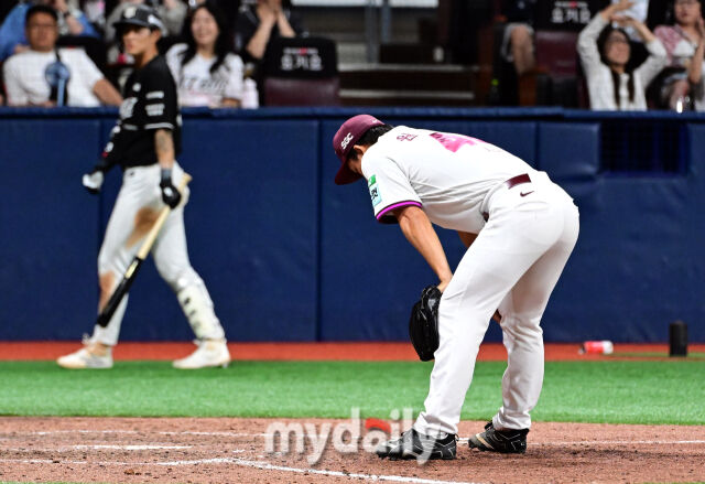 2026년 5월 30일 오후 서울 고척스카이돔에서 열린 '2026 신한 SOL KBO리그' KT 위즈와 키움 히어로즈의 경기. 키움 원종현이 8회초 1사 1.3루서 KT 김현수 타석 때 폭투로 실점한 뒤 허탈해하고 있다./고척=유진형 기자
