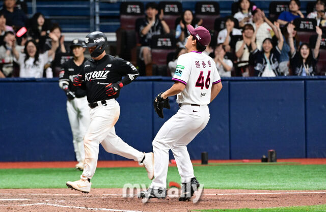 2026년 5월 30일 오후 서울 고척스카이돔에서 열린 '2026 신한 SOL KBO리그' KT 위즈와 키움 히어로즈의 경기. 키움 원종현이 8회초 1사 1.3루서 KT 김현수 타석 때 폭투로 실점한 뒤 허탈해하고 있다./고척=유진형 기자