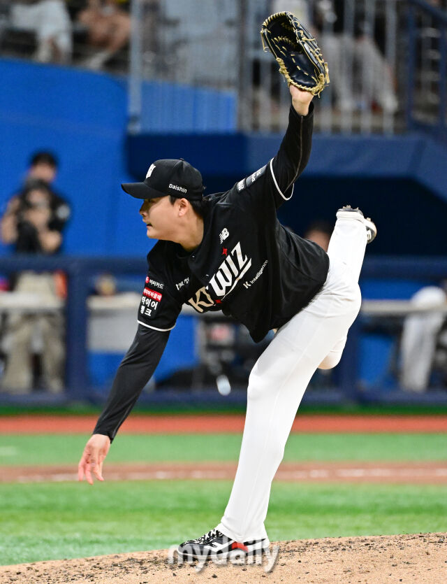 2026년 5월 30일 오후 서울 고척스카이돔에서 열린 '2026 신한 SOL KBO리그' KT 위즈와 키움 히어로즈의 경기. KT 한승혁이 8회말 구원등판해 역투하고 있다./마이데일리
