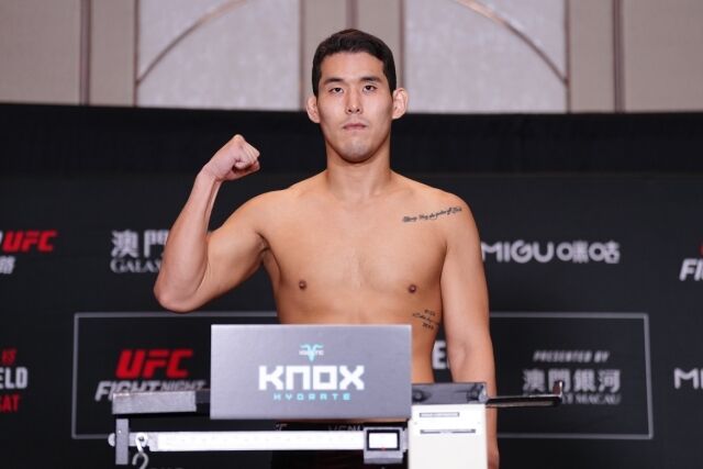 이이삭이 29일 계체 행사에서 주먹을 불끈 쥐고 있다. /UFC 제공
