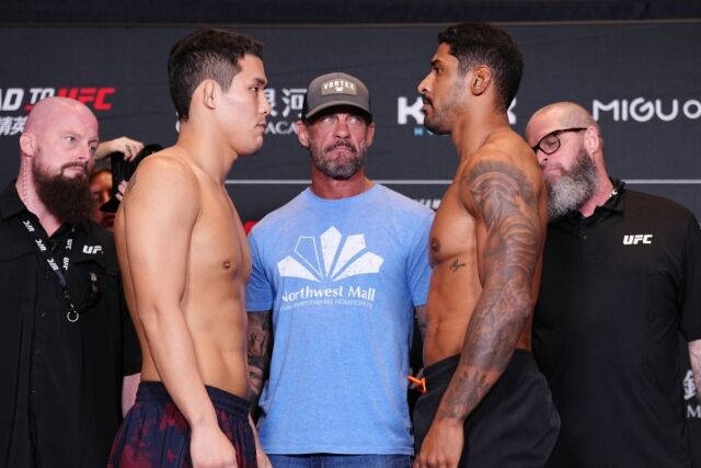 29일 계체 행사에서 페이스 오프 하는 이이삭(왼쪽에서 두 번째). /UFC 제공