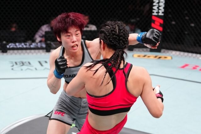 박보현(왼쪽)이 29일 둥화샹과 경기에서 펀치를 날리고 있다. /UFC 제공