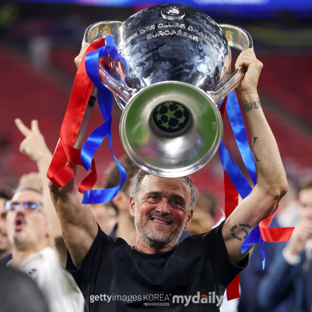 루이스 엔리케 파리 생제르맹(PSG) 감독이 31일 헝가리 부다페스트의 푸스카스 아레나에서 열린 2025-26시즌 유럽축구연맹(UEFA) 챔피언스리그(UCL) 결승 아스널과의 맞대결에서 승리한 뒤 우승 트로피를 들어 올리고 있다. /게티이미지코리아