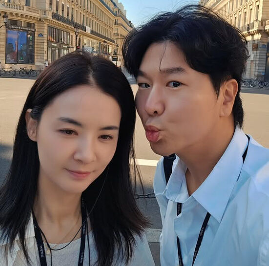 “她有这么漂亮吗？”金时德公开了他美丽的空姐妻子。