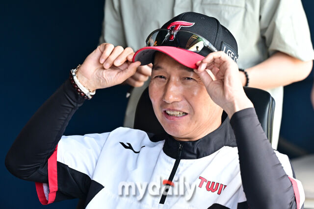 31일 서울 잠실야구장에서 열린 '2026 신한 SOL BANK KBO리그' KIA 타이거즈와 LG 트윈스 경기. LG 염경엽 감독이 경기 전 인터뷰를 하고 있다./잠실 = 한혁승 기자