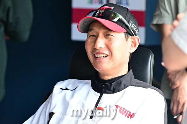LG 염경엽 감독이 경기 전 인터뷰를 하고 있다./잠실=한혁승 기자
