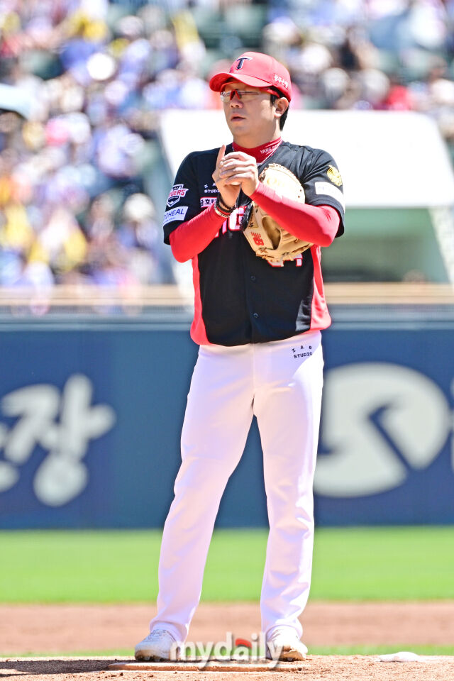 31일 서울 잠실야구장에서 열린 '2026 신한 SOL BANK KBO리그' KIA 타이거즈와 LG 트윈스 경기. KIA 선발 투수 양현종이 투구 준비를 하고 있다./한혁승 기자
