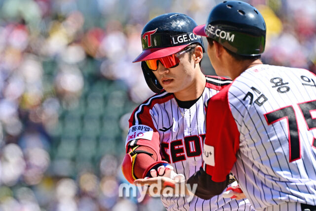 31일 서울 잠실야구장에서 열린 '2026 신한 SOL BANK KBO리그' KIA 타이거즈와 LG 트윈스 경기. LG 박해민이 3회말 2사에 안타를 친 후 기뻐하고 있다./마이데일리 DB