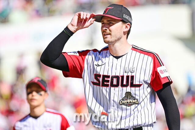 31일 서울 잠실야구장에서 열린 '2026 신한 SOL BANK KBO리그' KIA 타이거즈와 LG 트윈스 경기. LG 선발 투수 톨허스트가 6회초 무실점 수비를 마치고 더그아웃으로 향하고 있다./잠실 = 한혁승 기자