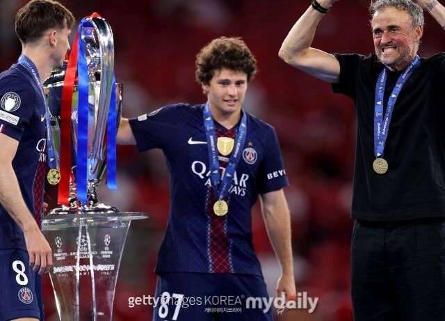 파리 셍제르망(PSG)이 푸슈카시 아레나에서 열린 '2025-2026시즌 유럽축구연맹(UEFA) 챔피언스리그(UCL)' 아스날과의 결승전에서 승부차기 끝에 승리하며 2연패를 달성했다. 우승을 차지한 뒤 기뻐하고 있는 PSG 주앙 네베스(중앙)./게티이미지코리아