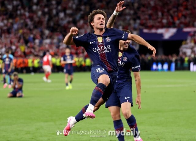 파리 셍제르망(PSG)이 푸슈카시 아레나에서 열린 '2025-2026시즌 유럽축구연맹(UEFA) 챔피언스리그(UCL)' 아스날과의 결승전에서 승부차기 끝에 승리하며 2연패를 달성했다. 우승을 차지한 뒤 기뻐하고 있는 PSG 주앙 네베스./게티이미지코리아