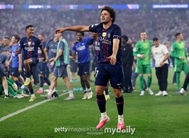 파리 셍제르망(PSG)이 푸슈카시 아레나에서 열린 '2025-2026시즌 유럽축구연맹(UEFA) 챔피언스리그(UCL)' 아스날과의 결승전에서 승부차기 끝에 승리하며 2연패를 달성했다. 우승을 차지한 뒤 기뻐하고 있는 PSG 주앙 네베스./게티이미지코리아