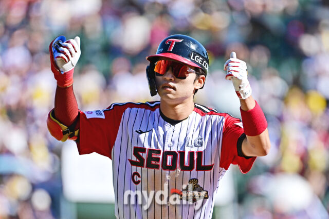 31일 서울 잠실야구장에서 열린 '2026 신한 SOL BANK KBO리그' KIA 타이거즈와 LG 트윈스 경기. LG 박해민이 6회말 2사 2루에 1타점 적시타를 친 후 기뻐하고 있다./잠실 = 한혁승 기자