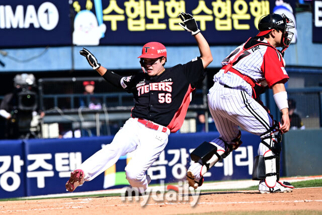 31일 서울 잠실야구장에서 열린 '2026 신한 SOL BANK KBO리그' KIA 타이거즈와 LG 트윈스 경기. KIA 오선우가 7회초 2사 1루 김규성 적시타에 득점을 올리고 있다./마이데일리