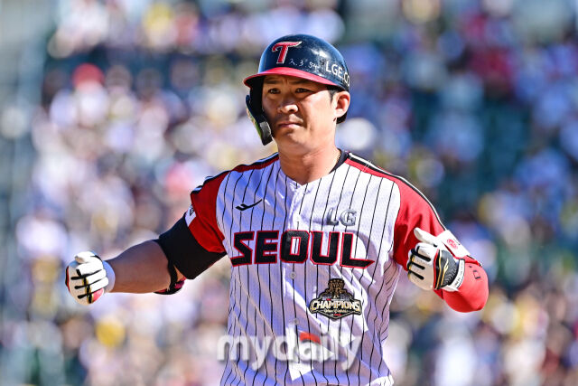 31일 서울 잠실야구장에서 열린 '2026 신한 SOL BANK KBO리그' KIA 타이거즈와 LG 트윈스 경기. LG 오지환이 7회말 선두타자로 나와 안타를 치고 있다./마이데일리
