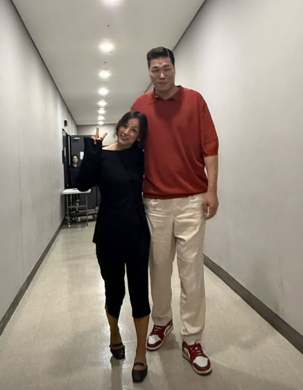 李孝利完美地依偎在身高205厘米的徐章勋怀里……♥李尚顺肯定嫉妒死了
