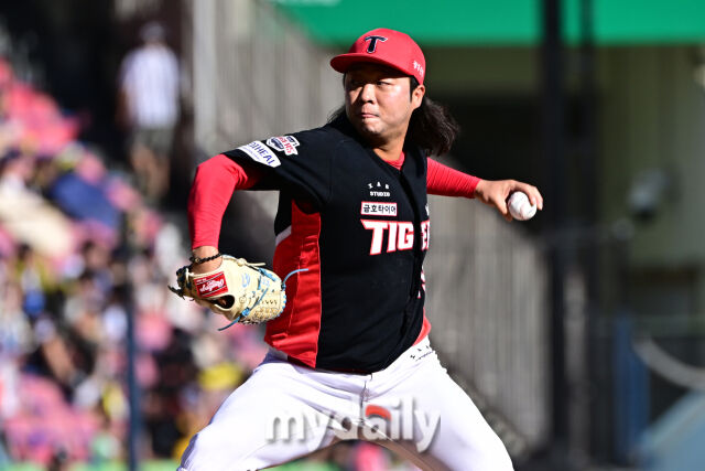 31일 서울 잠실야구장에서 열린 '2026 신한 SOL BANK KBO리그' KIA 타이거즈와 LG 트윈스 경기. KIA 김범수가 8회말 마운드에 올라 힘차게 투구하고 있다./마이데일리