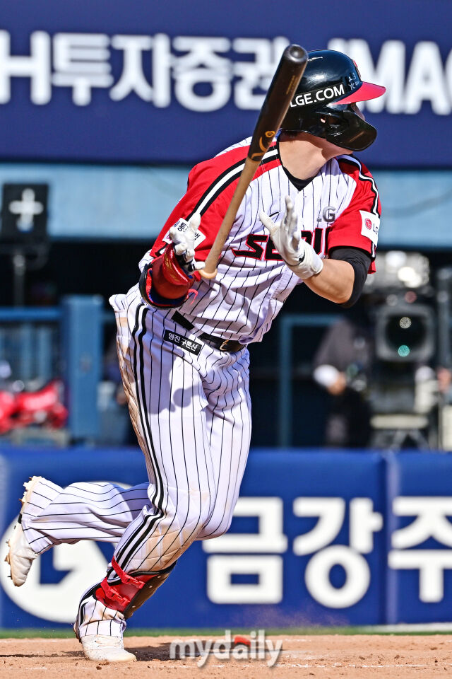 31일 서울 잠실야구장에서 열린 '2026 신한 SOL BANK KBO리그' KIA 타이거즈와 LG 트윈스 경기. LG 홍창기가 8회말 1사에 안타를 치고 있다./잠실 = 한혁승 기자