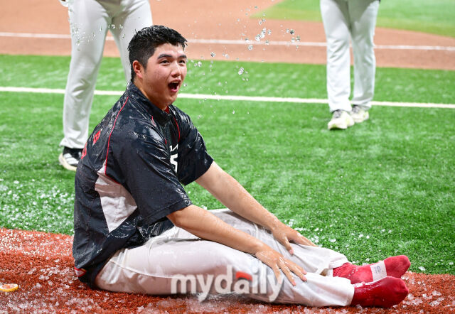 김태형이 양현종이 준비한 얼음물 세례를 받고 깜짝 놀라고 있다 / 고척 = 유진형 기자 zolong@mydaily.co.kr