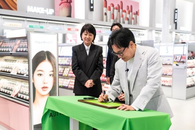 이재현 CJ그룹 회장이 29일(현지 시간) 오픈한 미국 첫 올리브영 매장 '로스앤젤레스(LA) 패서디나점' 현판식에 참석해 축하 메시지를 남기고 있다. /CJ그룹