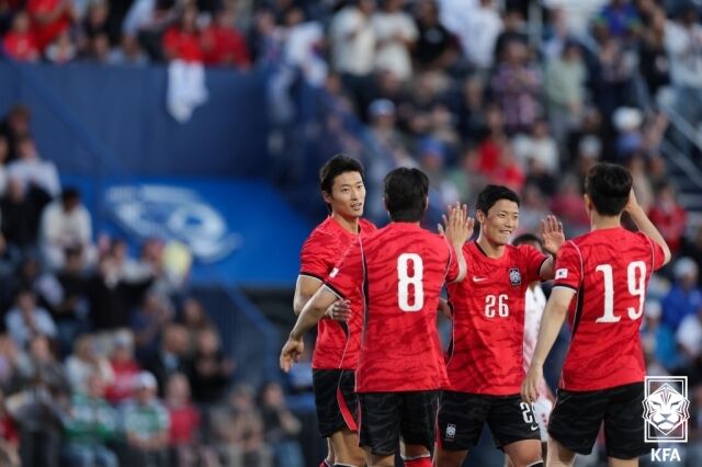 대한민국 축구대표팀이 31일 BYU 사우스 필드에서 열린 트리니다드토바고와의 평가전에서 5-0으로 승리했다. 득점한 뒤 동료들과 기뻐하고 있는 조규성(맨 왼쪽)./대한축구협회 제공