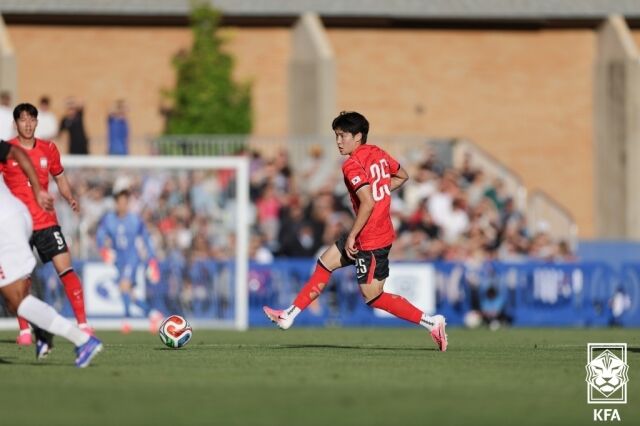 대한민국 축구대표팀이 31일 BYU 사우스 필드에서 열린 트리니다드토바고와의 평가전에서 5-0으로 승리했다. 배준호가 패스를 하고 있다./대한축구협회 제공