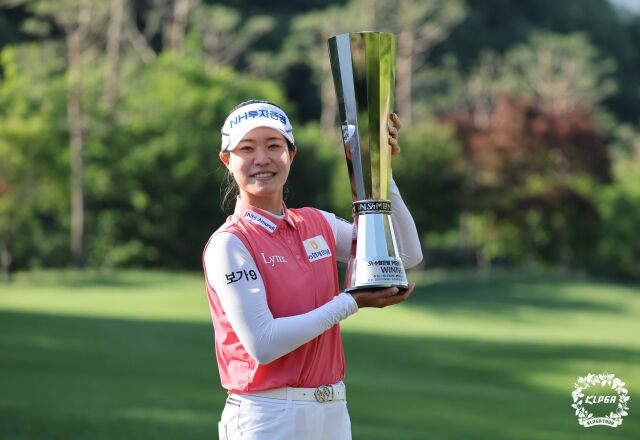 박민지가 우승 트로피를 들고 포즈를 취하고 있다./KLPGA
