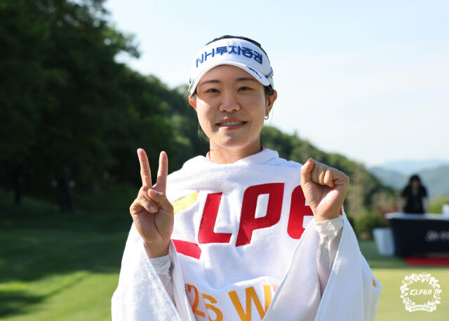 박민지가 손가락으로 2와 0을 만들며 통산 20승을 자축하고 있다./KLPGA