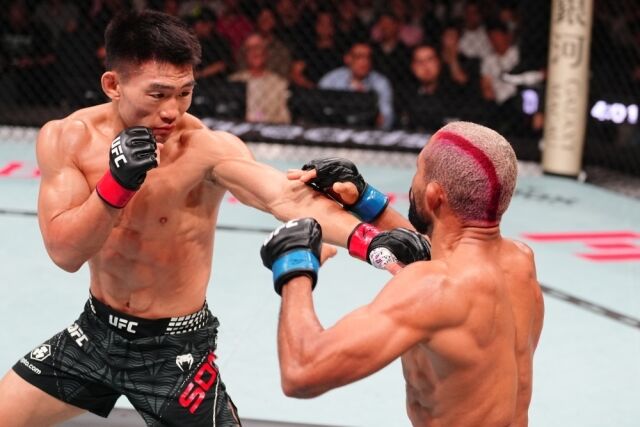 송야동(왼쪽)이 페게레도에게 펀치를 적중하고 있다. /UFC 제공