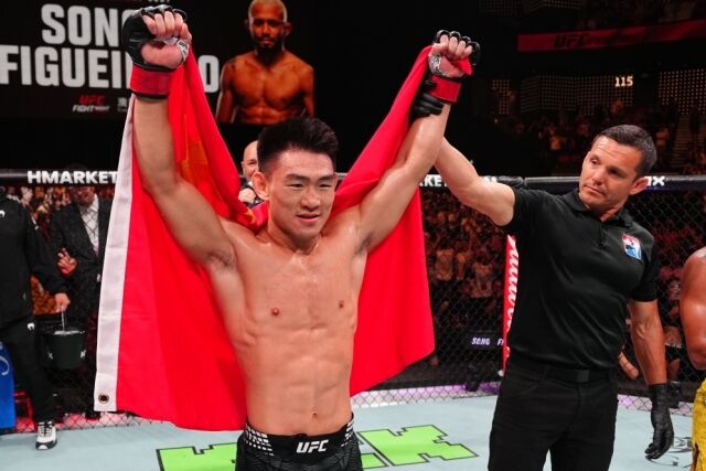 송야동(왼쪽)이 5월 30일 피게레도와 경기에서 승리한 후 손을 들고 있다. /UFC 제공