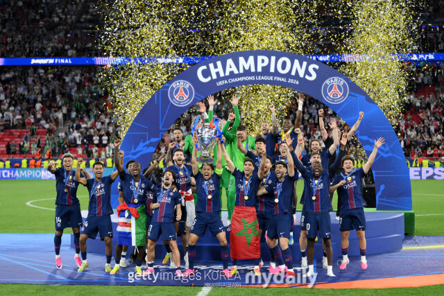PSG 선수단이 2025-26시즌 UEFA 챔피언스리그 우승 세리머니를 펼치고 있다./게티이미지코리아