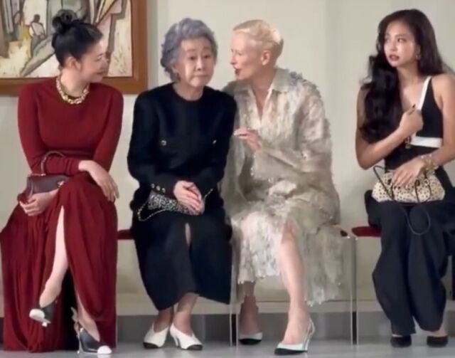 Jennie 被拍到焦躁不安地看着金高银……即使是世界级明星，在前辈面前也会“非常紧张”。