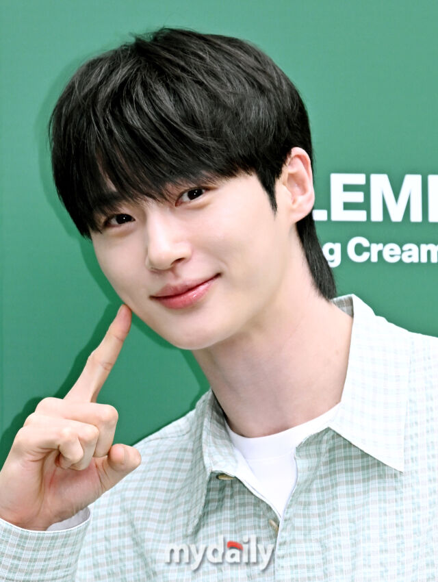 배우 변우석이 1일 오후 서울 성수동 트렌드팟 바이 올리브영N 성수에서 진행된 닥터지 진정 리페어 연구소 콘셉트 팝업 스토어 오픈 행사에 참석해 포토타임을 갖고 있다.