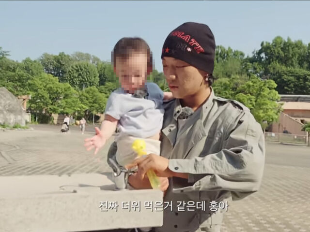 양홍원이 딸을 안고 있다. / 유튜브 '양홍원의 육아일기'