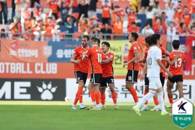 화성FC가 지난달 31일 경남FC와의 14라운드 홈 경기에서 2-0으로 승리하며 3연승을 질주, K리그2 4위에 랭크됐다. 득점한 뒤 기뻐하고 있는 화성 선수단./프로축구연맹 제공