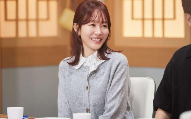 엄지원은 지난 5월 30일 베일을 벗은 쿠팡플레이 코미디 쇼 ‘SNL 코리아’ 시즌 8의 피날레를 책임질 최종화 호스트로 등판해 무대를 꽉 채우는 압도적인 존재감을 뿜어냈다. /쿠팡플레이 코미디 쇼 ‘SNL 코리아’