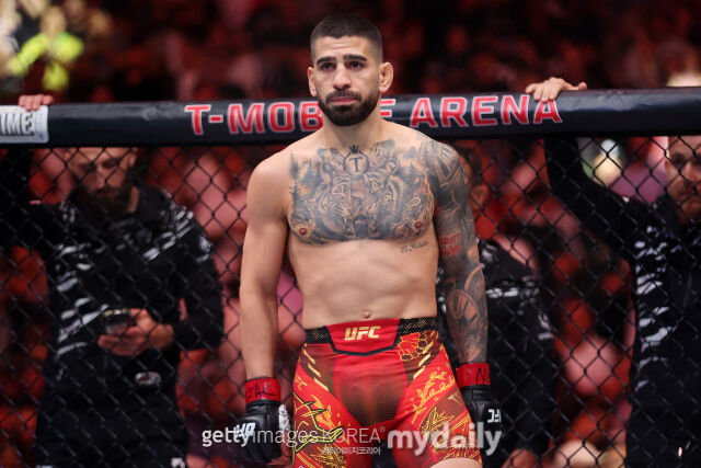 토푸리아가 지난해 6월 29일 벌어진 UFC 317에서 찰스 올리베이라와 대결을 준비하고 있다. /게티이미지코리아