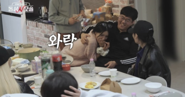 오늘(2일) 베일을 벗는 MBC에브리원·E채널 '돌싱N모솔' 1기 최종회에서는 지난 선택에서 3표를 싹쓸이하며 기세를 올렸던 조지가 연이은 돌발 행동을 감행하며 스튜디오를 충격으로 물들일 예정이다./MBC에브리원·E채널 '돌싱N모솔'